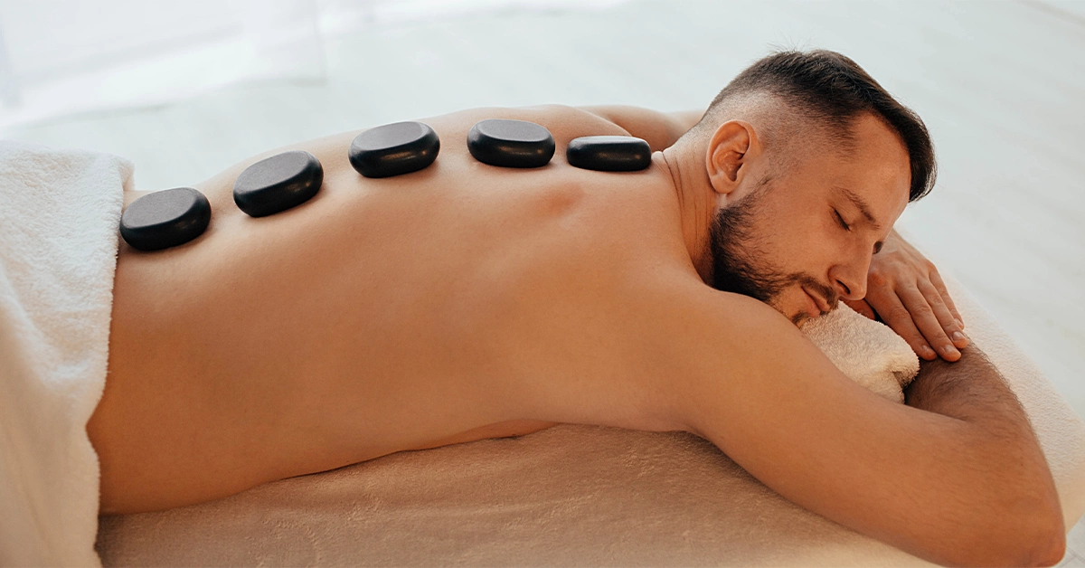 Hot stone massage helps relieve stress and refreshes the body 