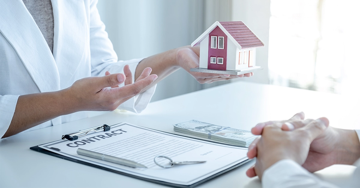 Signing contract for buying a property in Sharjah