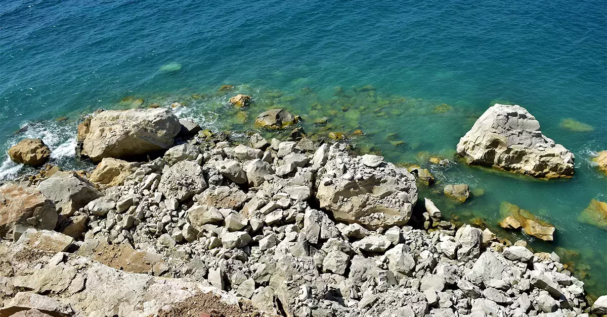 Clear waters and rocky surface at Jazirat Badiyah Island