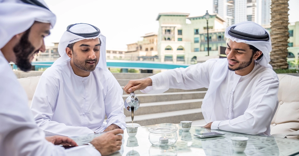 زوار أحد المطاعم في العامرة