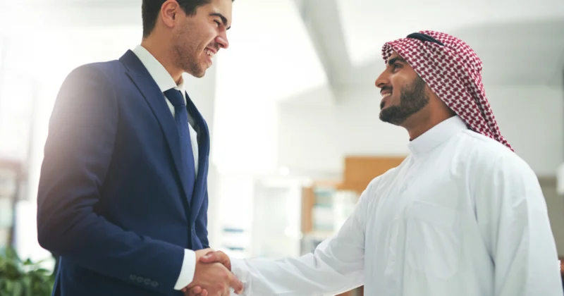 تعاقد بين بائع و مشتري لتوضيح كيف تبيع عقارك بسرعة في دبي