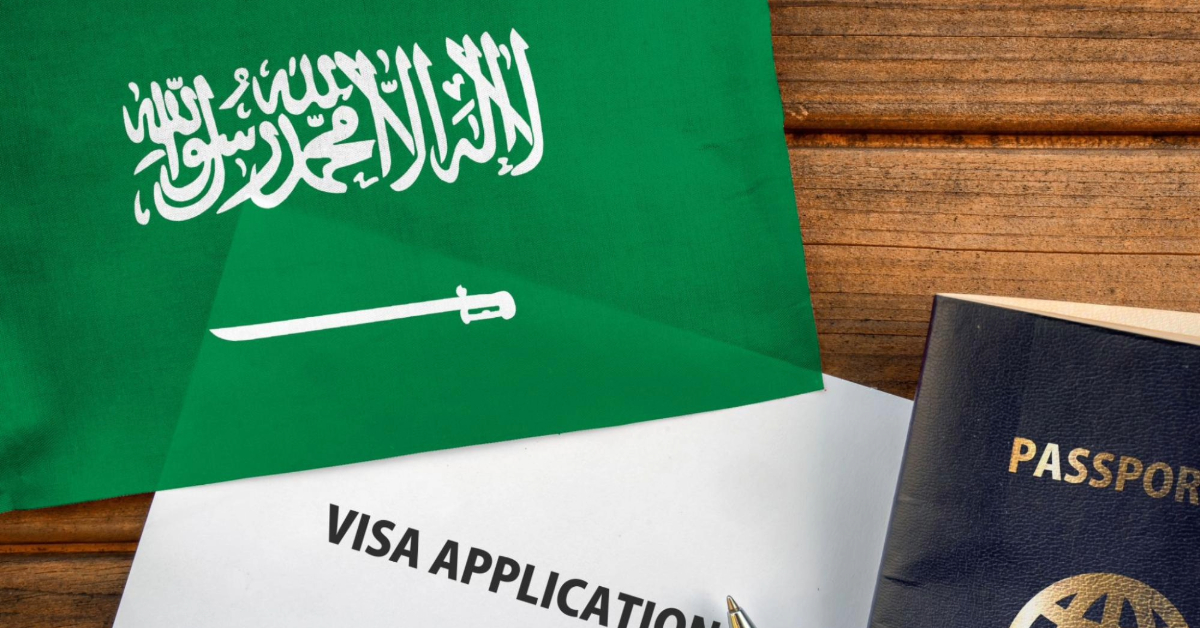 علم السعودية مع مستند طلب تأشيرة وجواز سفر