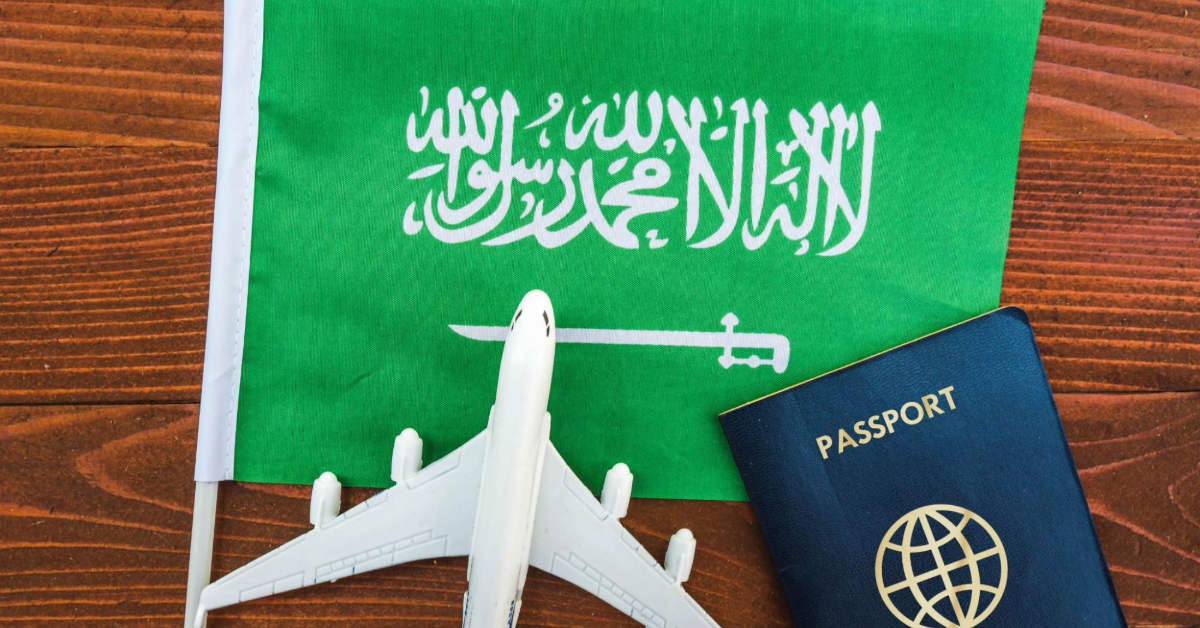 جواز سفر مع علم السعودية وطائرة مجسمة يرمز للسفر