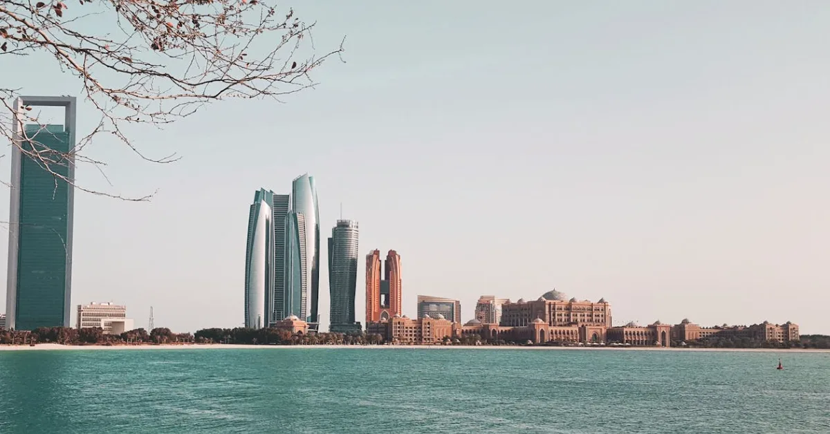 صورة للعاصمة أبوظبي حيث يقع بني ياس سوق البلدية