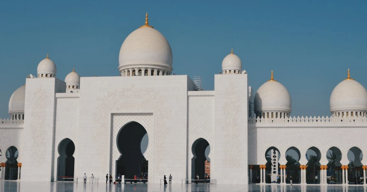 صورة جامع الشيخ زايد الكبير - أحد المعالم القريبة من سوق بلدية بني ياس