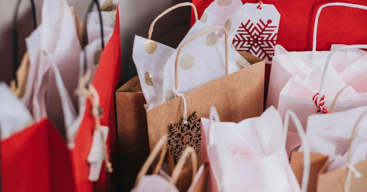 shopping bags symbolising the Dubai shopping experience.