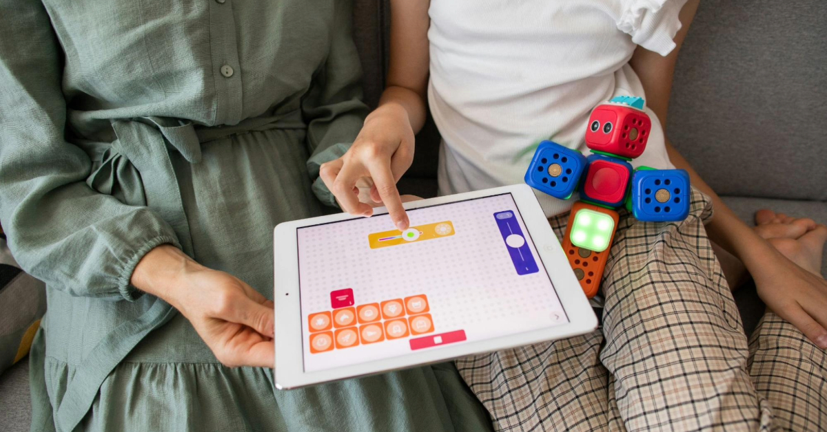 A kid learning from an Ipad
