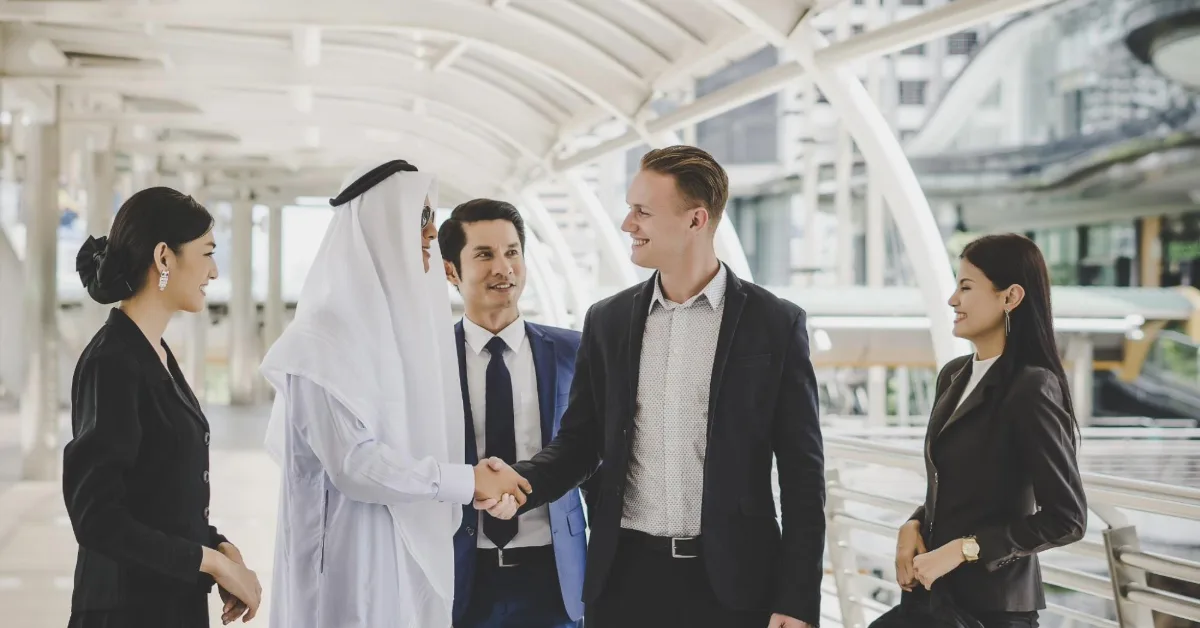 صورة أثناء الاتفاق على صفقة بيع لتوضيح قانون التملك للأجانب في الإمارات