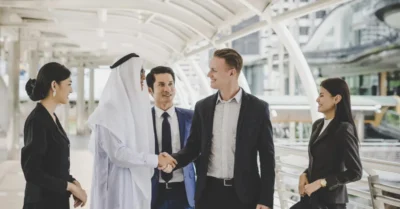 صورة أثناء الاتفاق على صفقة بيع لتوضيح قانون التملك للأجانب في الإمارات