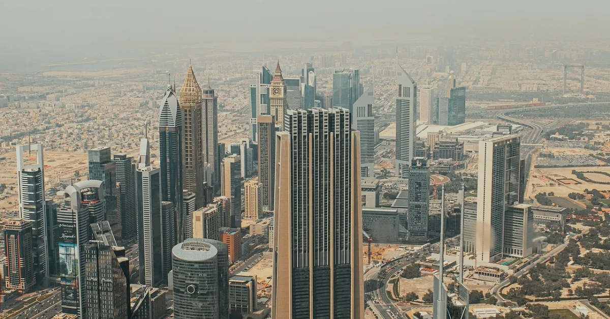 دبي من الأعلى لتوضيح أفق دبي وأسباب ارتفاع الطلب على العقارات السكنية فيها