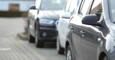 سيارات متوقفة في منطقة سكنية خاضعة لمراقبة نظام الحجز الذكي