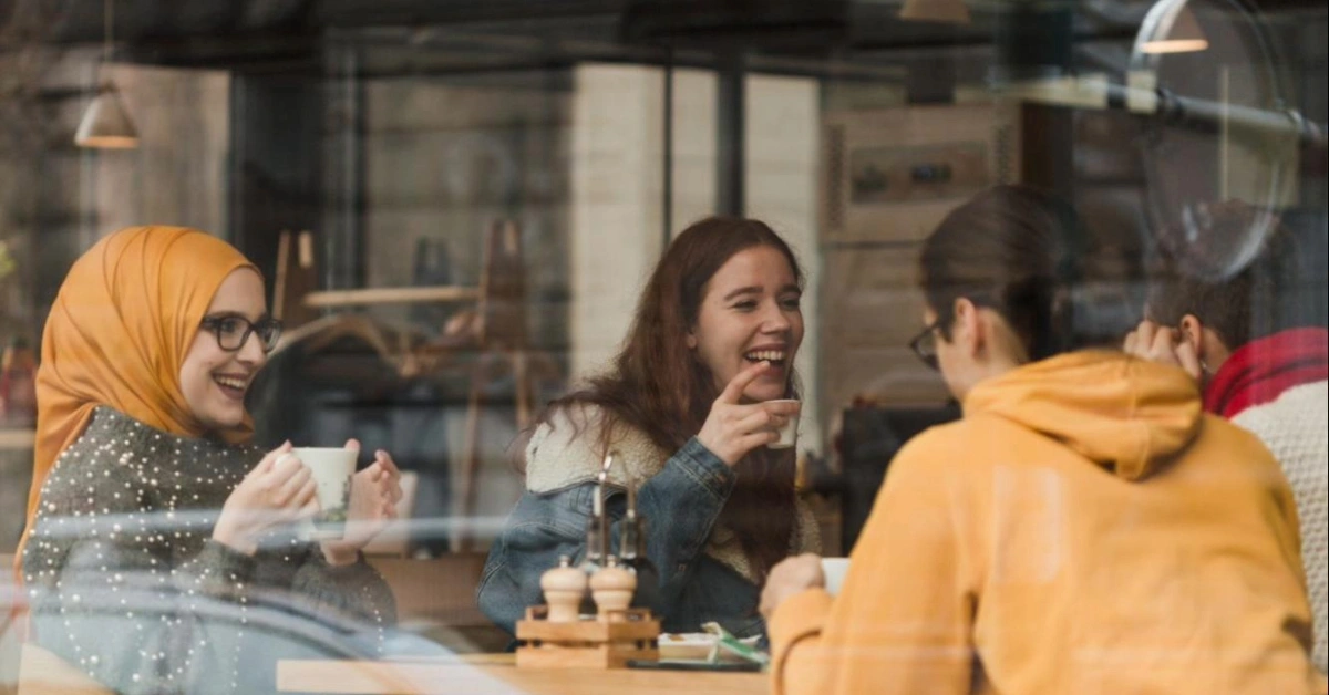 جلسة ترفيهية في أحد مقاهي شارع الشيخ عمار بن حميد