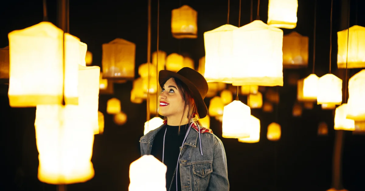Woman shopping for a lamp in Dubai
