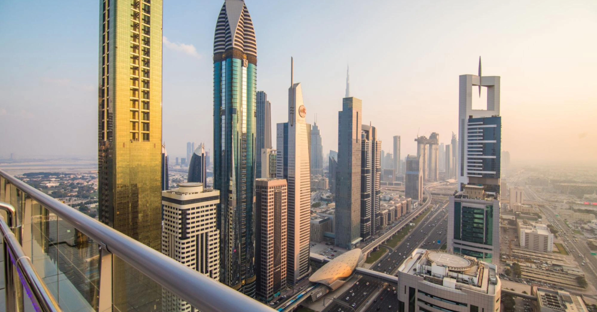 مشهد لأفق دبي مع أبراج مالية تمثل البيئة الاستثمارية في الإمارات