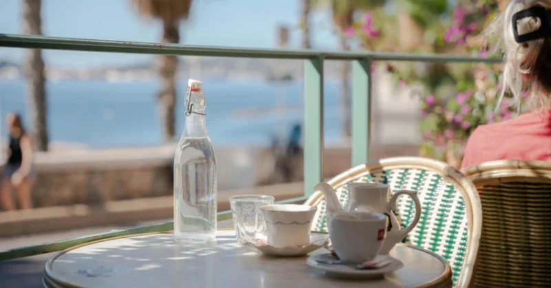 مقاهي كورنيش القرم بأبوظبي