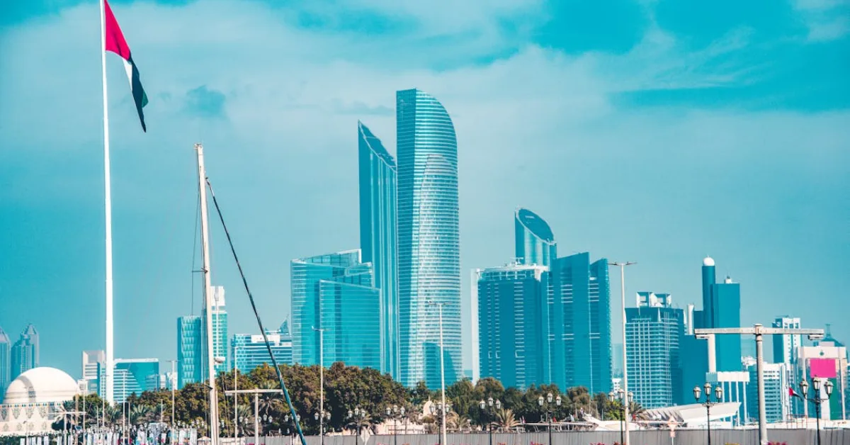 صورة توضيحية لرفع الأعلام في دبي للاحتفال بعيد الاتحاد