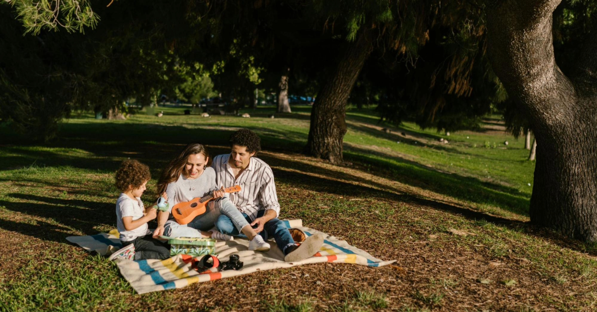 Family on a picnic at the Al Khawaneej Pond Pad