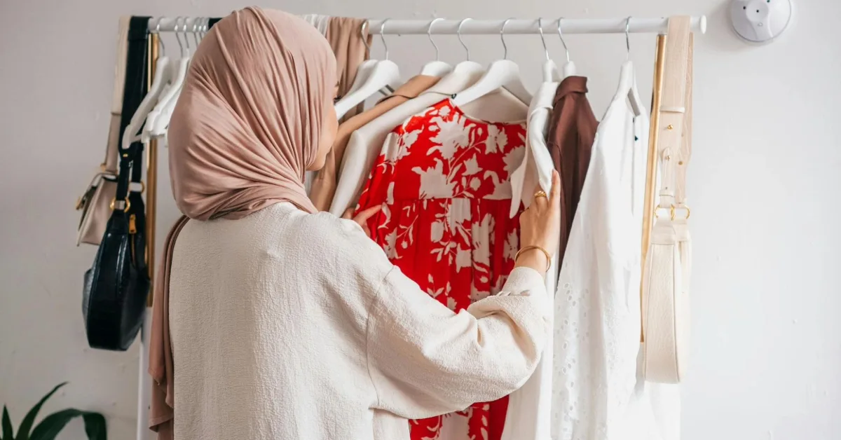 Hijabi woman shopping on White Friday