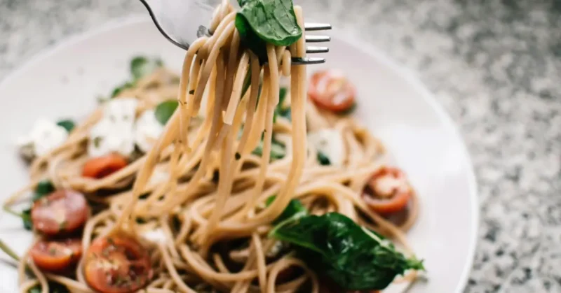 Pasta with tomato and basil on a plate
