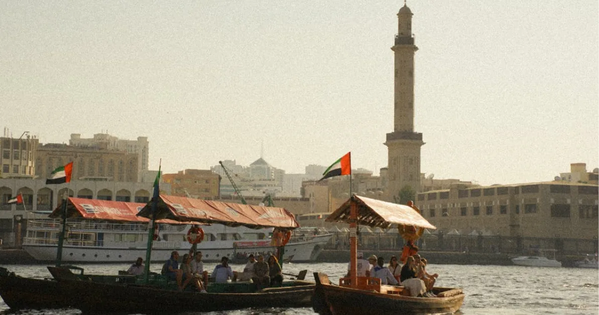 صورة توضح البداية التاريخية لرفع علم الإمارات