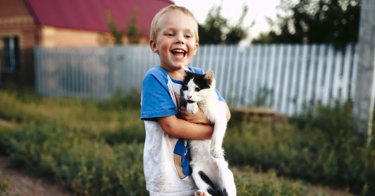  تفاعل الأطفال مع القطط