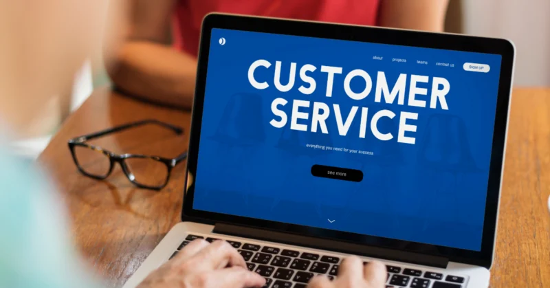 شاشة حاسوب ترمز إلى دعم العملاء وخدمة المستهلك عبر الإنترنت