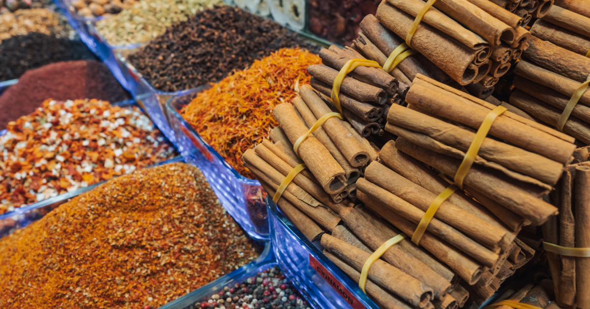 صورة لأكوام من التوابل المختلفة في محل عطارة