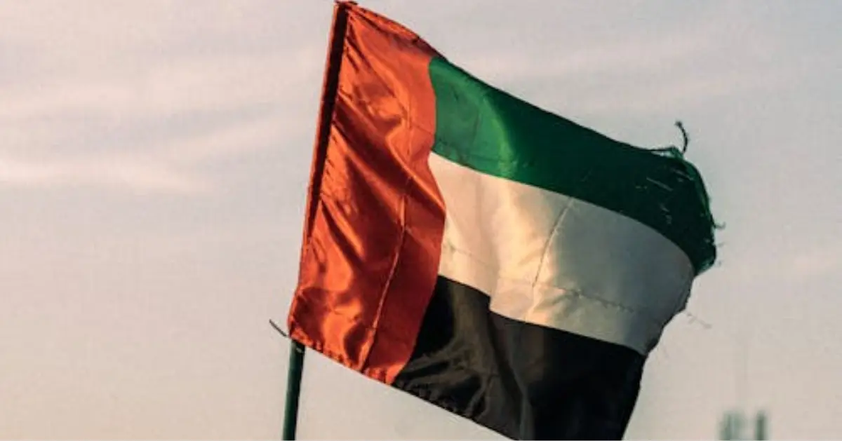 صورة توضيحية لرفع علم الإمارات أثناء النشيد الوطني الإماراتي