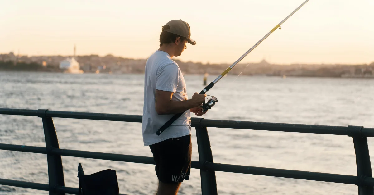 صورة توضح رجل يصطاد في دبي