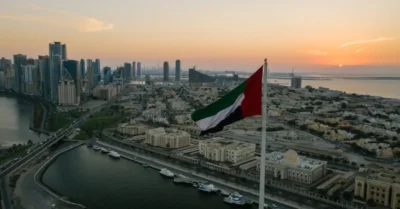 صورة توضيحية لرفع علم الإمارات للدلالة على السلام الوطني وأداء النشيد الوطني الإماراتي