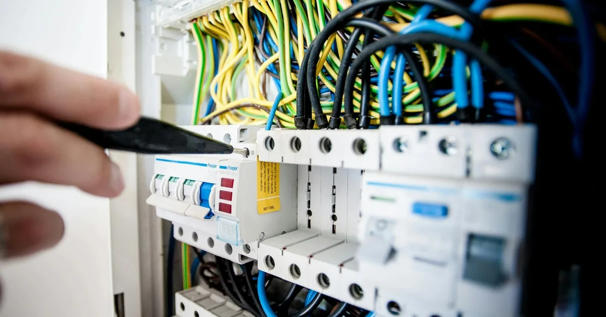  فحص صندوق التوزيع الكهربائي أثناء فحص العقار قبل الشراء