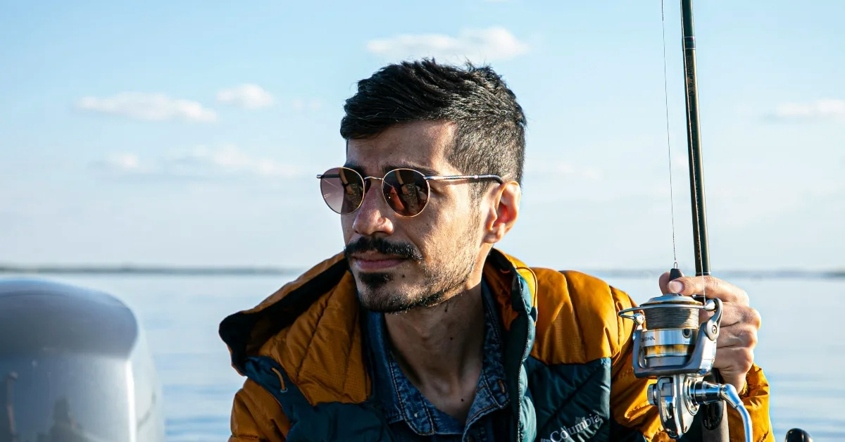 صورة صياد لتوضيح أماكن صيد السمك