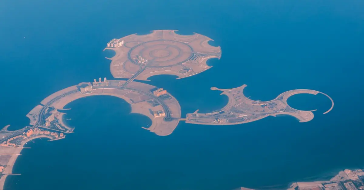 صورة توضح أعمال بناء المشاريع الجديدة في الجزر الاصطناعية في دبي