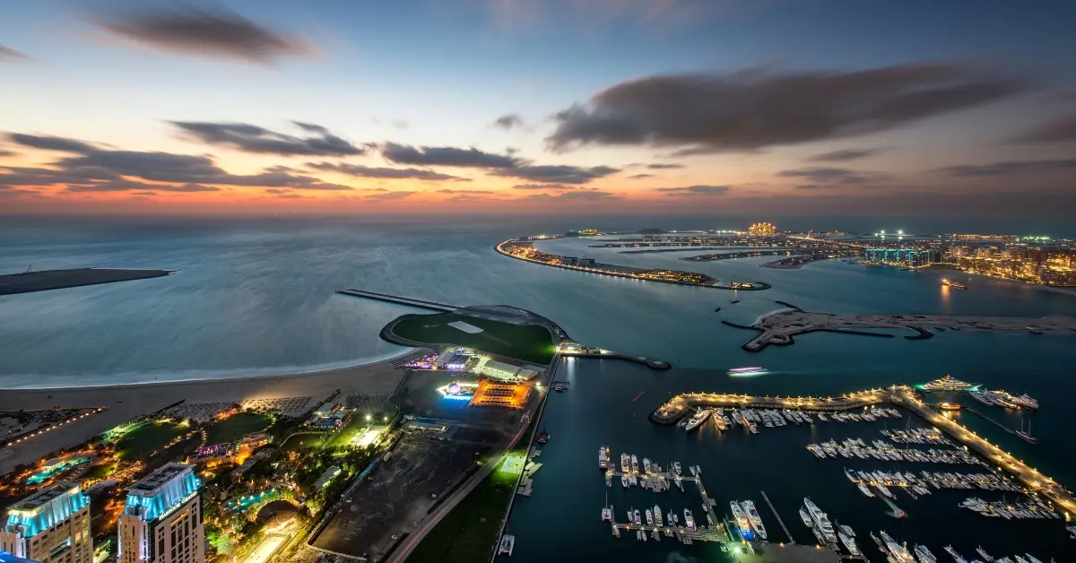 صورة توضح الجزر الاصطناعية في دبي ومرسى دبي مارينا