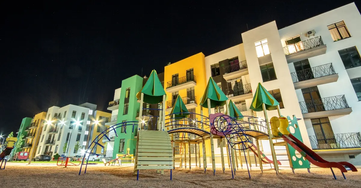 صورة توضيحية لملعب أطفال المجمعات السكنية في مدينة البدع