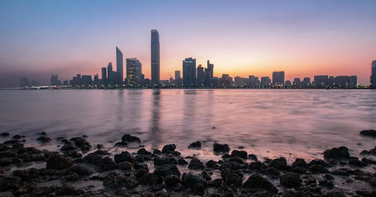 صورة لمباني أبوظبي من جزيرة ياس