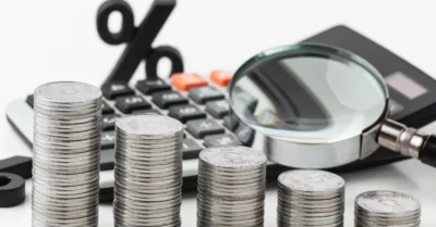 Money kept in front of a calculator to calculate the percentage