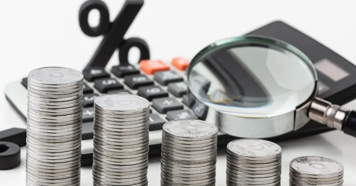 Money kept in front of a calculator to calculate the percentage