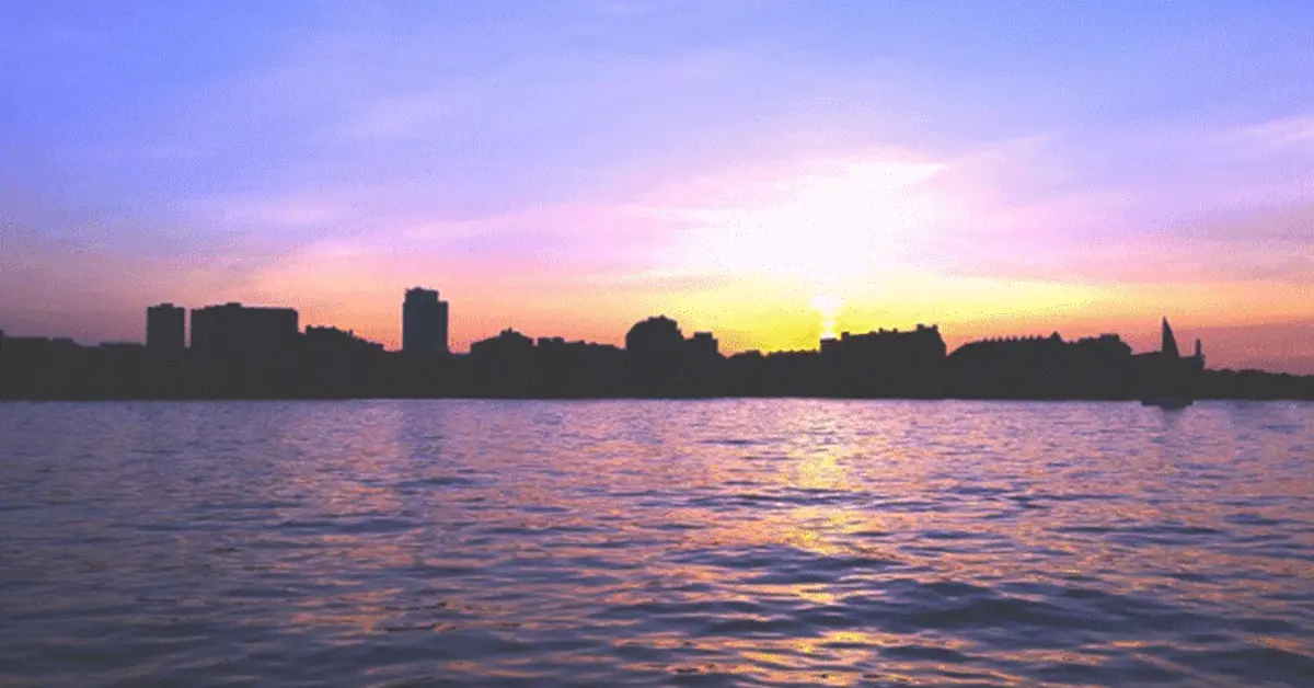 Sunset at Dubai&rsquo;s New Moon Lake