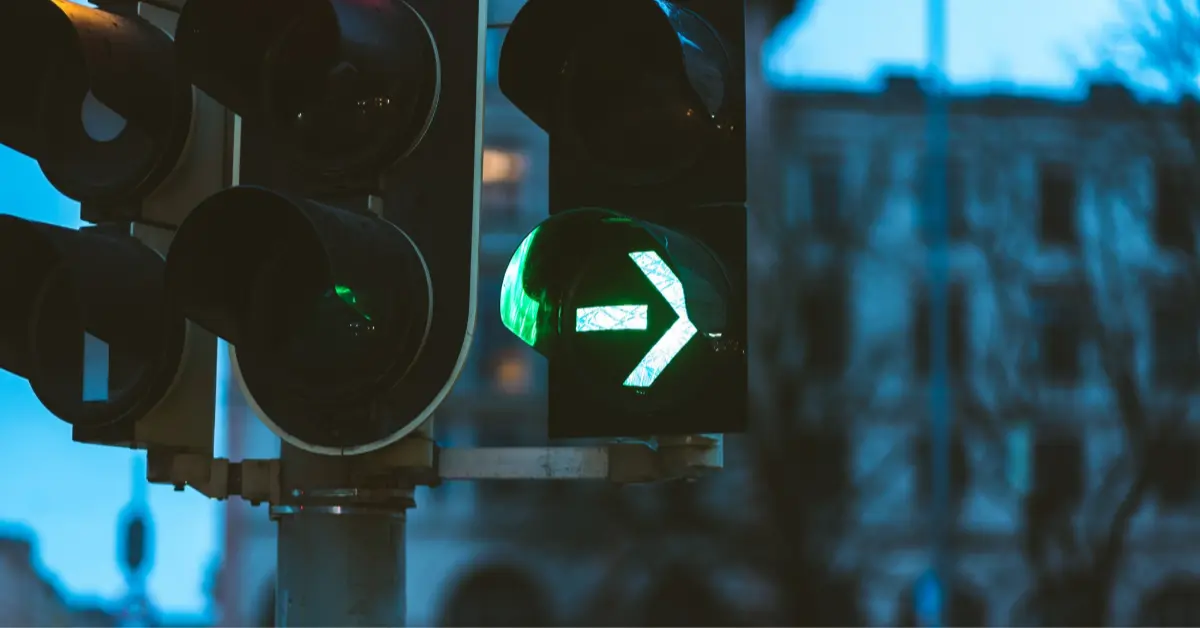 Closeup of the green traffic light in the evening