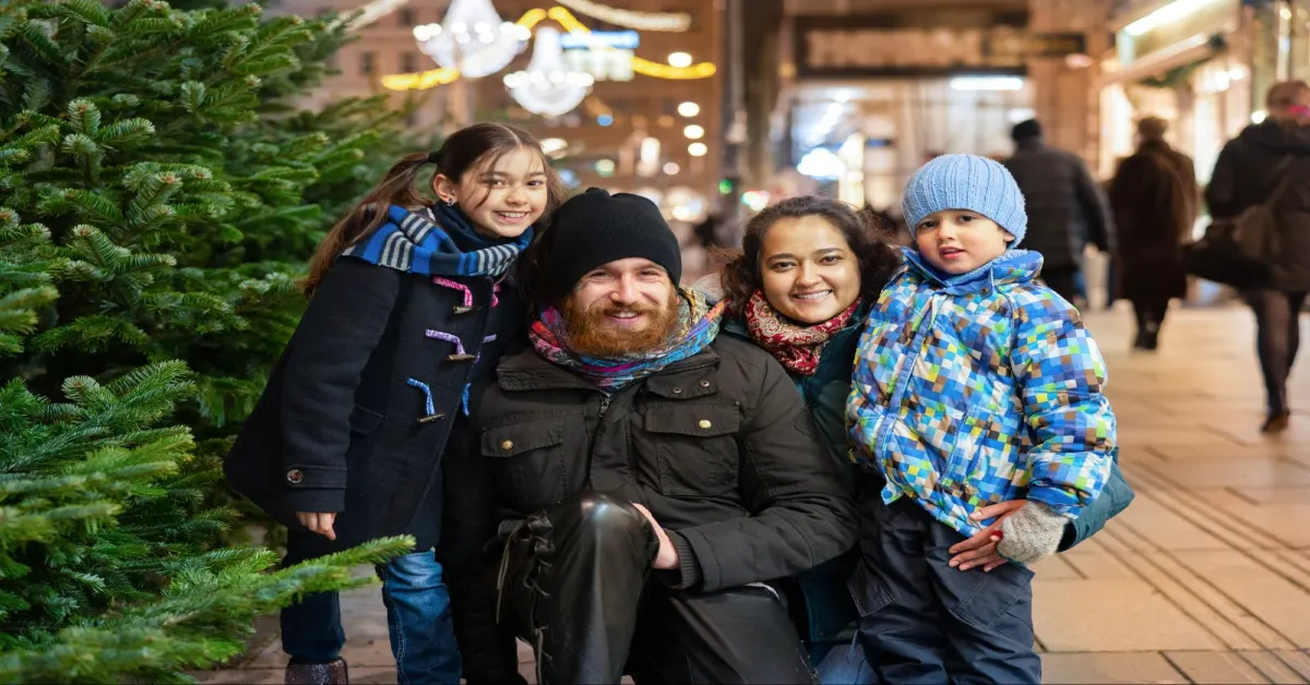 صورة توضح الفعاليات العائلية في أسواق الكريسماس في دبي
