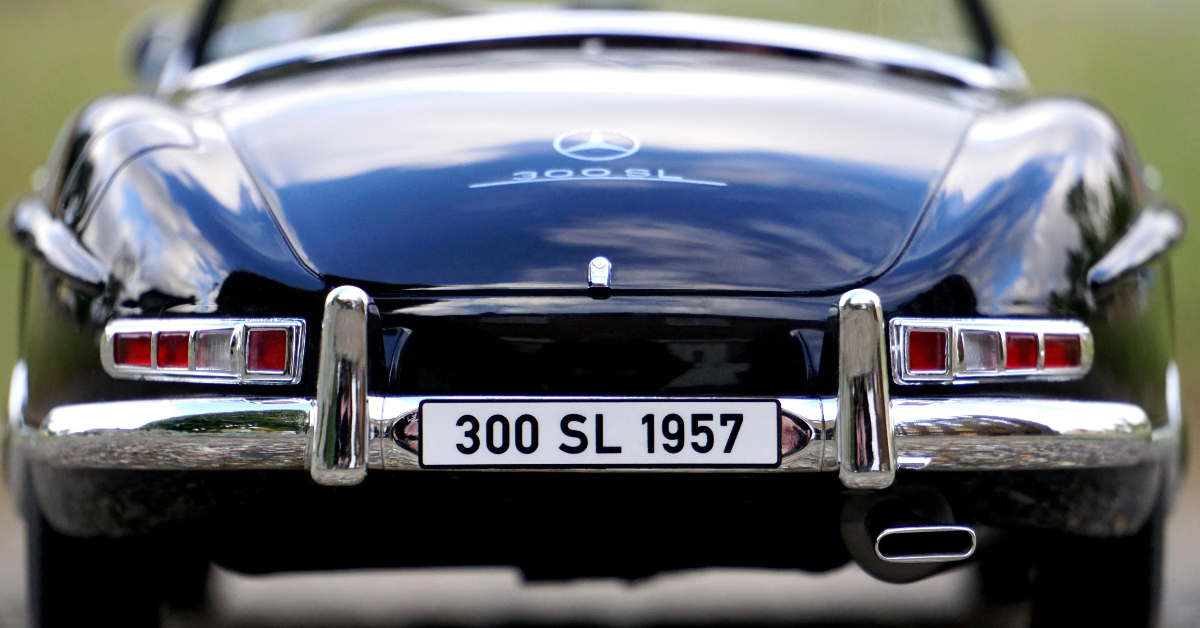 صورة توضيحية لخدمات لوحات الأرقام في فروع تسجيل الشارقة