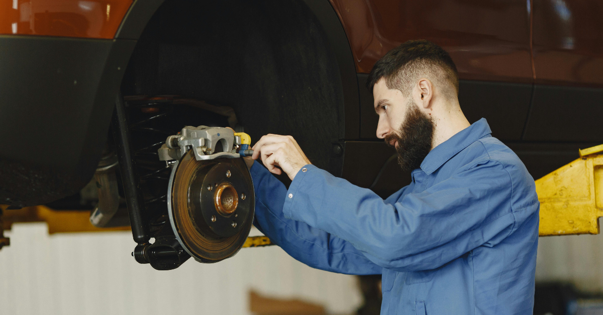 صورة توضيحية لعملية فحص السيارات