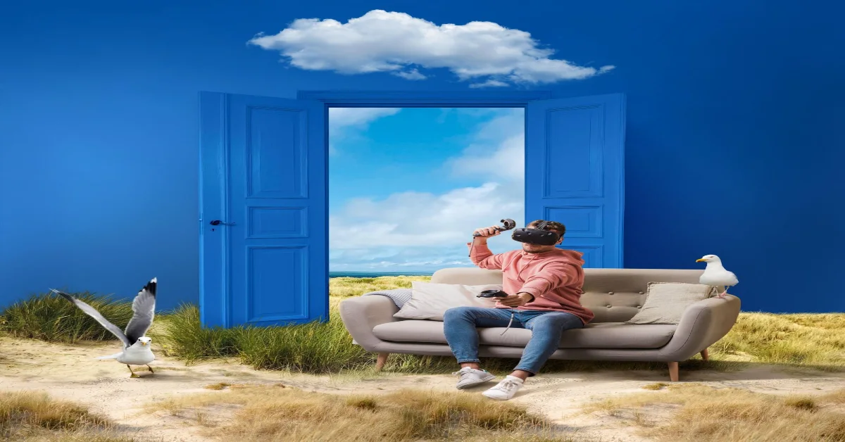 رجل يستخدم نظارة واقع افتراضي يجلس على أريكة