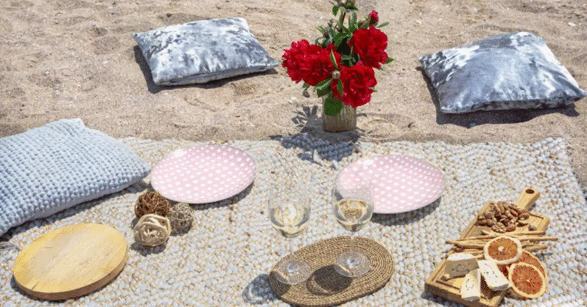 Minimalist picnic setup beside Dubai&rsquo;s New Moon Lake