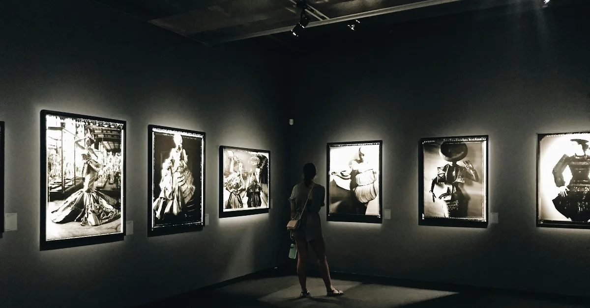 صورة توضيحية لمعرض لوحات فنية في السركال أفنيو دبي