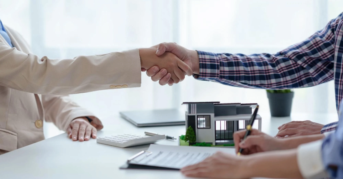 وكيل عقارات يصافح عميل بعد إتمام صفقة بيع العقارات في دبي