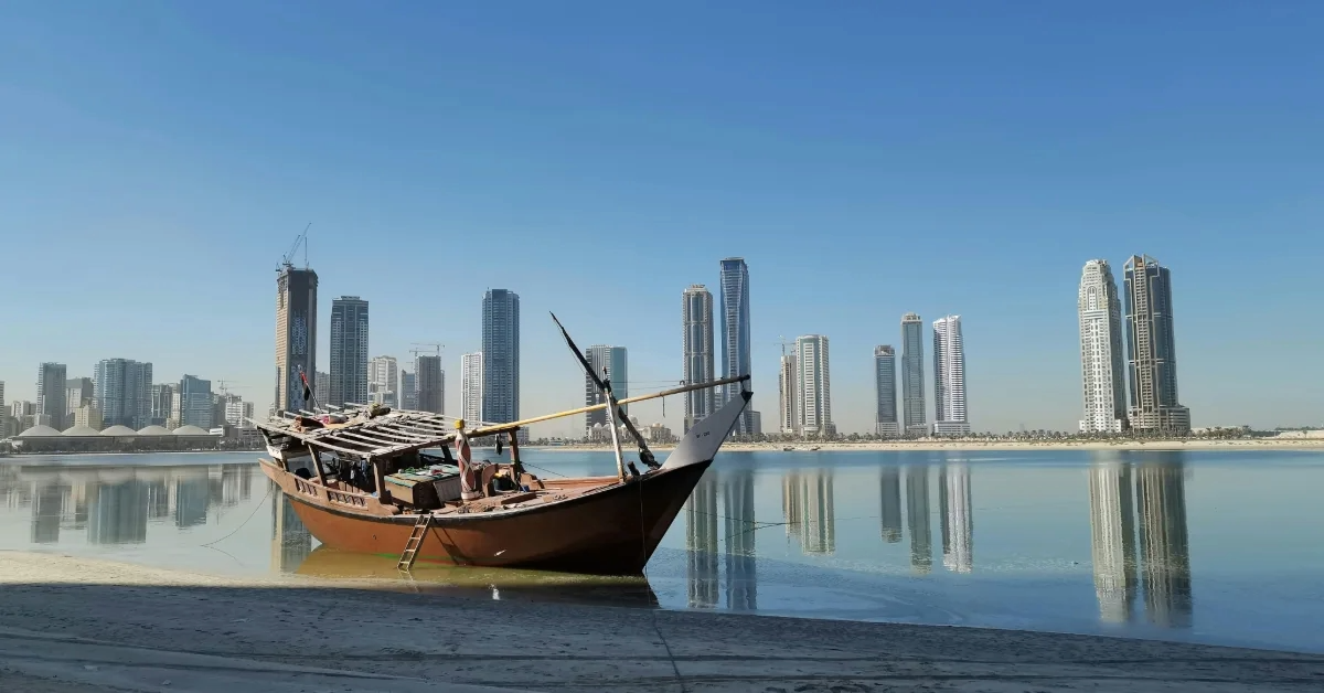 أفق مدينة الشارقة على البحر.