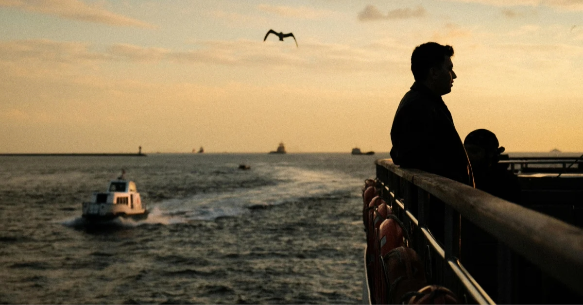 شاب يستمتع برحلة على متن قارب