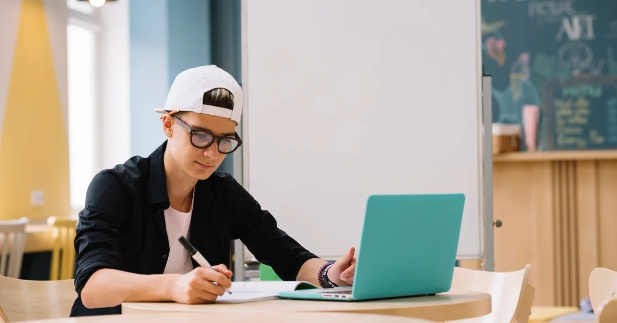 طالب يُذاكر دروسه عن طريق التعليم الذكي